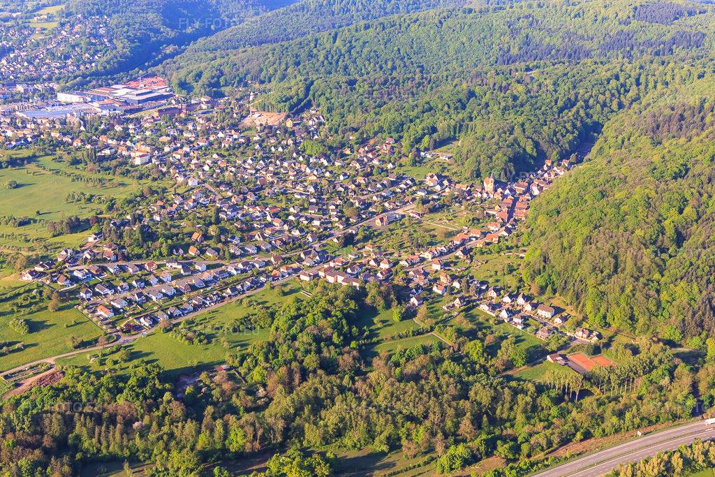 Vue aérienne: Vue d'une ville en bordure des Vosges septentrionales depuis le nord à Ottersthal dans le département Bas Rhin, France. Photo: IMG_145961.jpg prise le 01/05/2025 par Werner Riehm/FLY-FOTO.eu – Résolution de l'original: 5310 x 3540 px