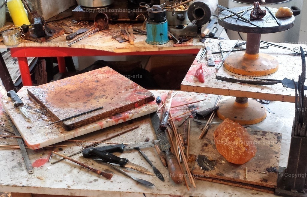 Atelier | Tisch mit Malutensilien, Utensilien für die Malerei, Künstleratelier, Atelier, Kunstraum