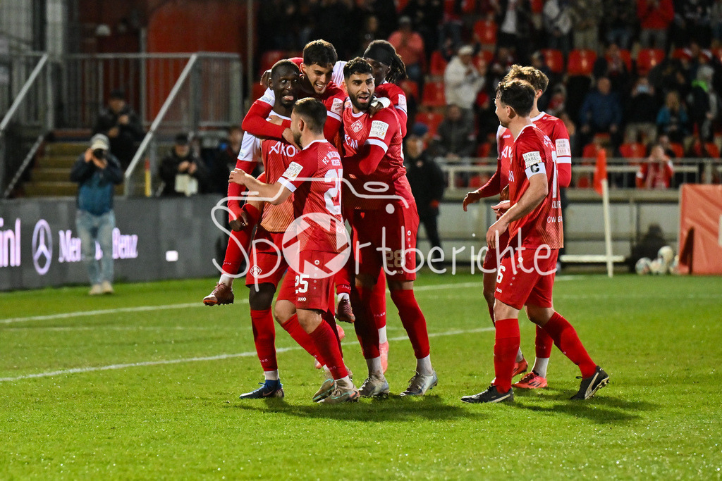 FC Würzburger Kickers - FC Bayern Amateure | WÜRZBURG, DEUTSCHLAND - 10. APRIL: grenzenloser Jubel der Kickers nach dem 2-1 Siegtreffer in der Nachspielzeit durch Tarsis BONGA (Würzburger Kickers 30) / Tor / Torschuetze / Freude / Happy während dem Match zwischen dem FC Würzburger Kickers und den Amateuren des FC Bayern München am 28. Spieltag der Regionalliga Bayern in der AKON Arena