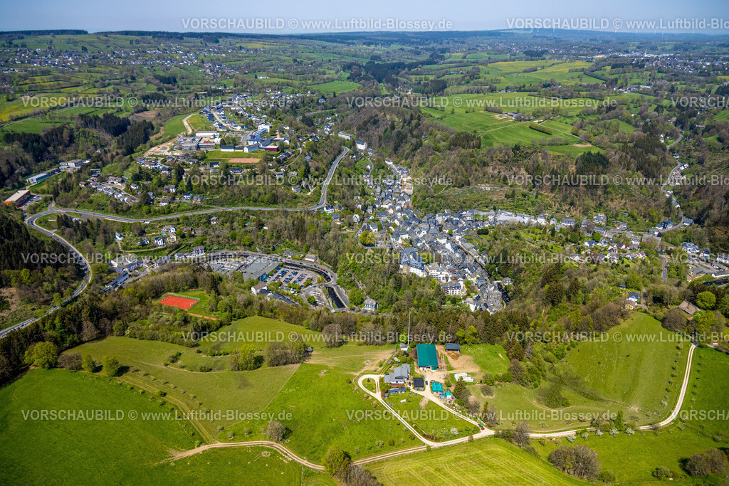Monschau240502205 | Luftbild, Ortsansicht und historische Altstadt mit mittelalterlichen Gebäuden und der Burg Monschau, evangelische Stadtkirche am Fluss Rur, Wiesen und Felder mit Waldgebiet, vorne der Stadtpark, Fernsicht, Monschau, Nordrhein-Westfalen, Deutschland