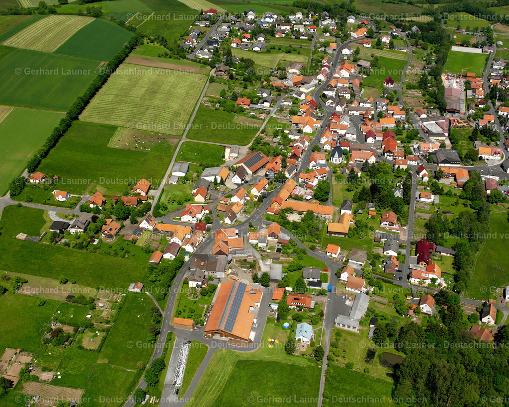 2615814 | STORNDORF 09.06.2006 Ortsansicht am Rande von landwirtschaftlichen Feldern und Nutzflächen  in Storndorf im Bundesland Hessen, Deutschland // Village view on the edge of agricultural fields and land  in Storndorf in the state Hesse, Germany Foto: Gerhard Launer