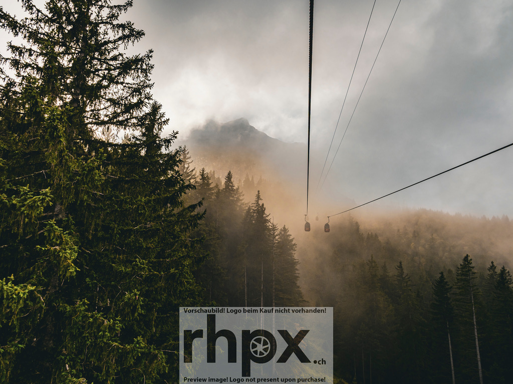 Nebelstimmung am Pilatus | Aufstieg. Nebel. Stille.Sanft schwebt die Gondel durch den dichten Nadelwald, hinauf in die mystischen Wolken der hochalpinen Bergwelt. Die kühle Herbstluft und das Spiel aus Licht und Nebel versprechen ein Abenteuer in völliger Ruhe.Wähle unter "Produktauswahl" dein Wunschformat: Vom klassischen Wandbild über Puzzle &amp; Tassen bis zum digitalen Download (z.B. als Handy-Hintergrund). - Realisiert mit Pictrs.com