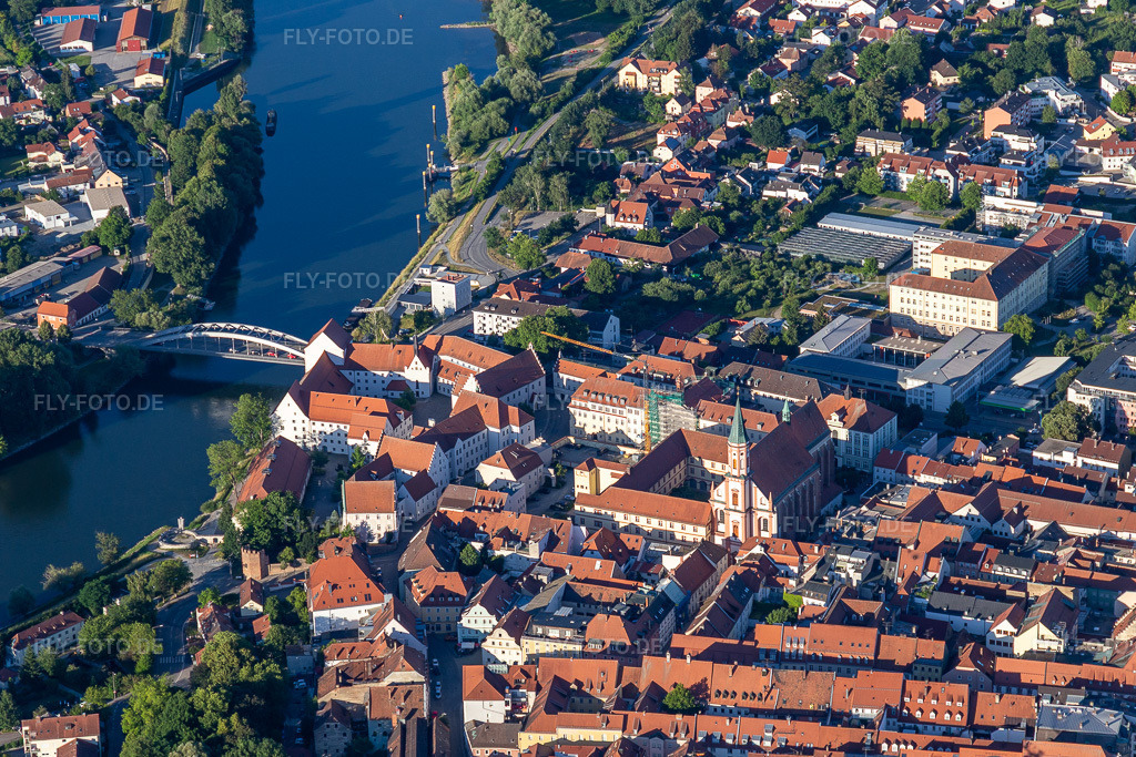 Luftbild: Finanzamt Straubing in Straubing im Bundesland Bayern in Deutschland. Foto: IMG_133206.jpg vom 03.07.2022 durch Werner Riehm/FLY-FOTO.dePortalseite der Finanzämter in Bayern