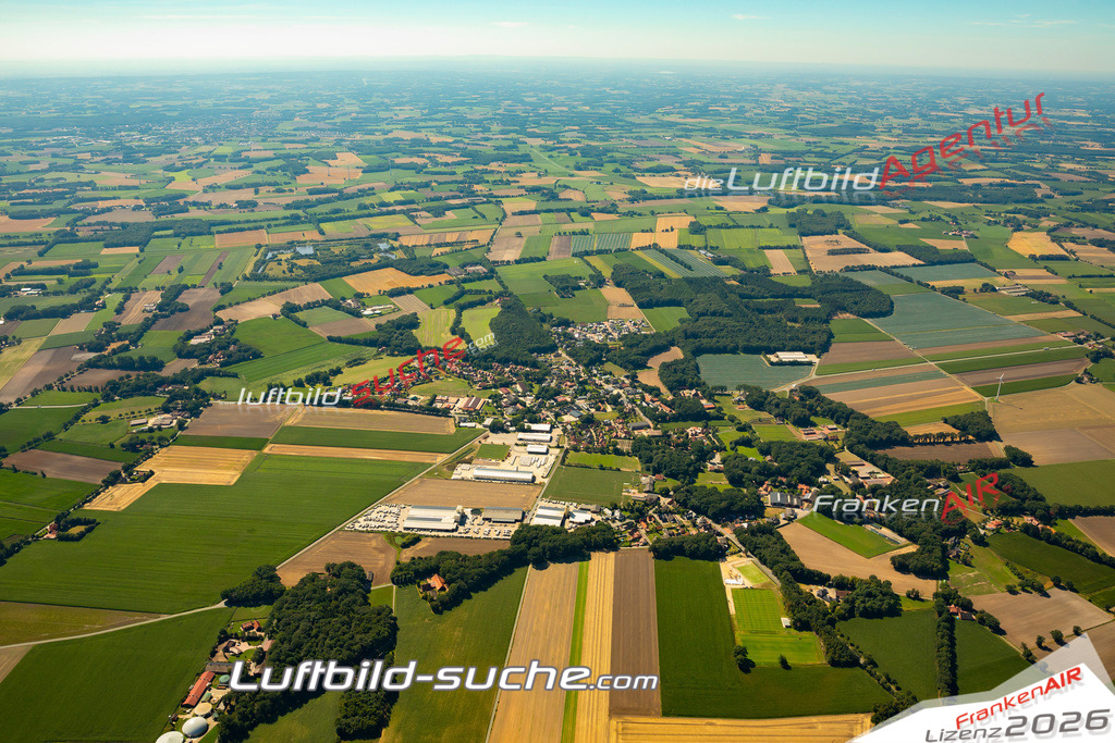 Aktuelles Luftbild von Lüsche Bakum - Die Luftaufnahme wurde 2022 mittels UL-Flugzeug erstellt ( keine Drohne ) - hochauflösende Kamera-Systeme von  Canon -Beste Qualität - Für grossformatige Ausdrucke geeignet. Die Geschenkidee !