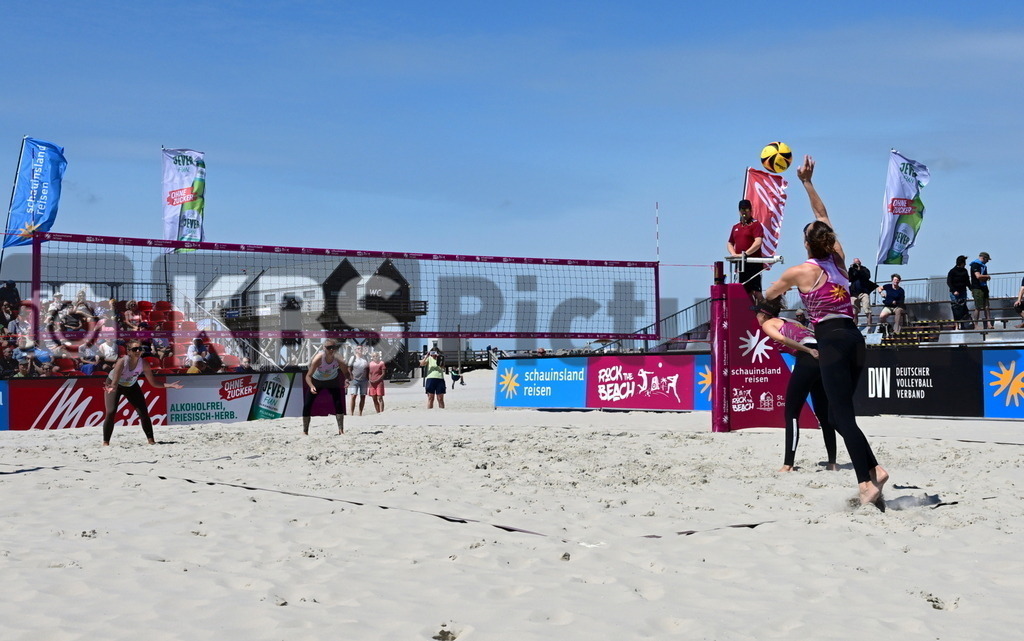 KBS Picture_Rock-The-Beach_Beachvollyball_008 | Center Court v.v. Aulenbrock Christine (VfL Osnabrueck) , Kotzan Lisa-Sophie (SVE Cottbus) ,Rock the Beach - die Nationale Beach-Vollyball Serie mit Festival-Charakter auf der Sandbank Strand in Ording vom 04.07. - 06.07.2025 , Qualifikation zur Deutschen Meisterschaft , - Realisiert mit Pictrs.com