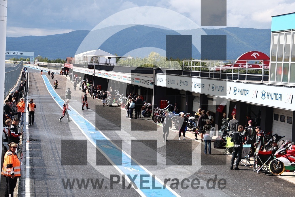 social-20250823_07103 | Schöne Erinnerungen an spannende Momente - das festzuhalten ist unser Job. PIXELrace.de ist seit 2003 auf den Rennstrecken Europas unterwegs um die Action draußen beim Fahren und die wunderbare Stimmung imm Fahrerlager für euch einzufangen.