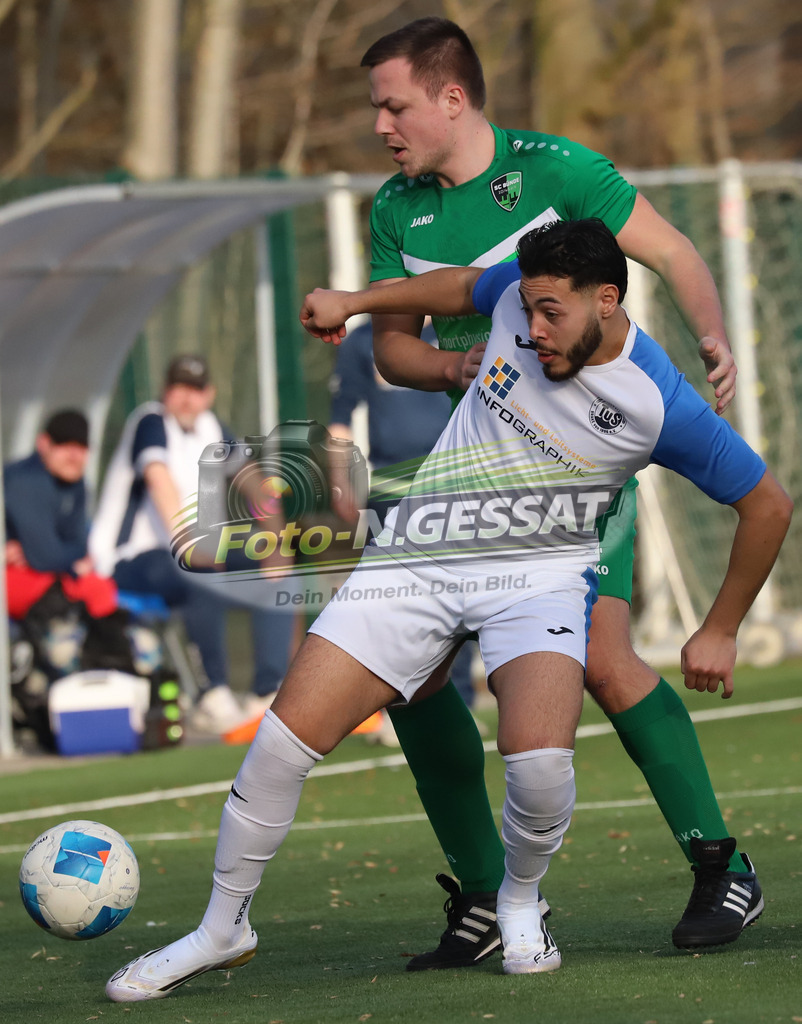 SC Bünde - TuS Brake | Auf dem Bild zu sehen: grün SC Bünde: Malte Lohmeier  ; weiß TuS Brake: Joshua Elias Quintana OrtuzarSC Bünde, TuS Brake, Saison 25/26, Bezirksliga, Deutschland - Realisiert mit Pictrs.com
