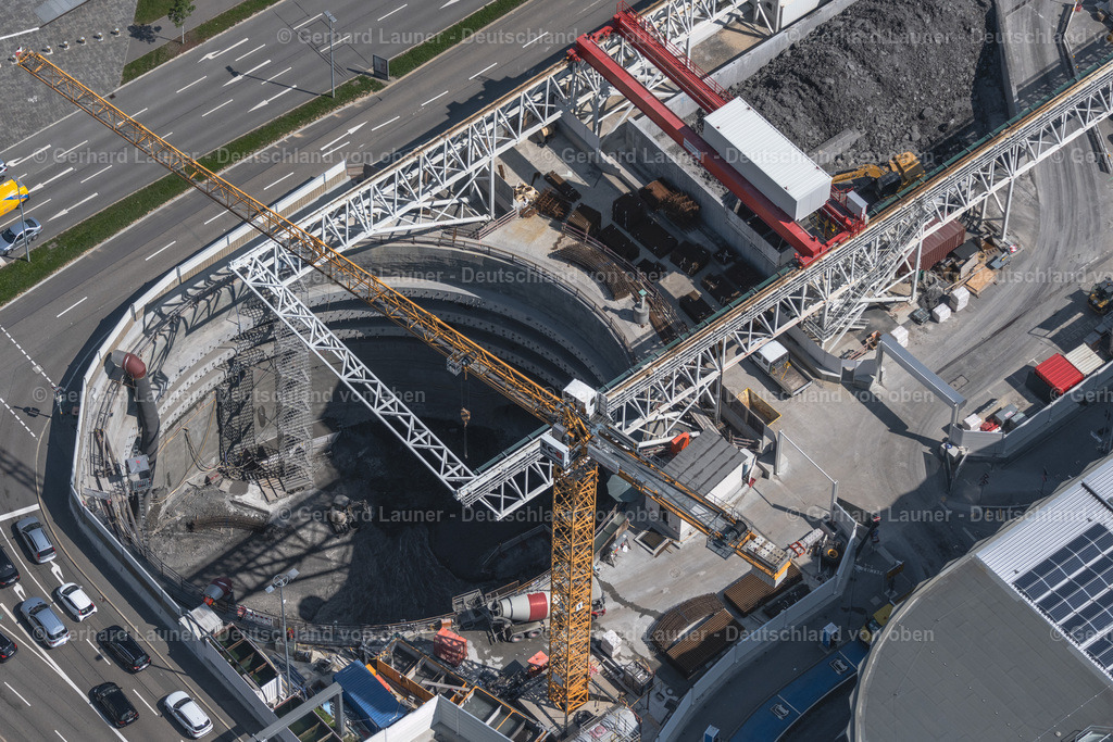 4047124 | PLIENINGEN 11.08.2021 Baustelle mit Tunnelführungsarbeiten für die Streckenführung und den Verlauf " Flughafentunnel " parallel zum Verlauf der Autobahn BAB A8 im Ortsteil Plieningen in Stuttgart im Bundesland Baden-Württemberg, Deutschland. Weiterführende Informationen bei: Ed. Züblin AG,  STRABAG Real Estate GmbH. // Construction site with tunneling work for the route and the "airport tunnel" course parallel to the course of the A8 motorway in the Plieningen district of Stuttgart in the state Baden-Wuerttemberg, Germany. Further information at: Ed. Zueblin AG,  STRABAG Real Estate GmbH. Foto: Gerhard Launer