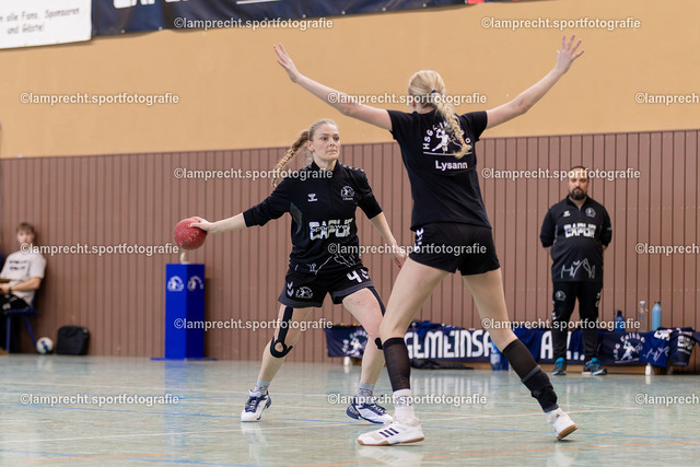 Handball I Damen I Saison 2025-2026 I Verbandsliga Süd I 15. Spieltag I HSG Kalkberg 06 - HSG Holsteinische Schweiz 037 | v.l. Fabienne Köhn (4, HSG Kalkberg 06), Lysann Christensen (25, HSG Kalkberg 06) - Realisiert mit Pictrs.com