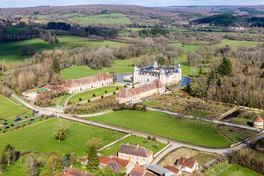 Vue aérienne: Château à douves Sully en Bourgogne à Sully dans le département Saône et Loire, France. Photo: IMG_105446.jpg prise le 01/04/2018 par Werner Riehm/FLY-FOTO.eu – Résolution de l'original: 5174 x 3449 px