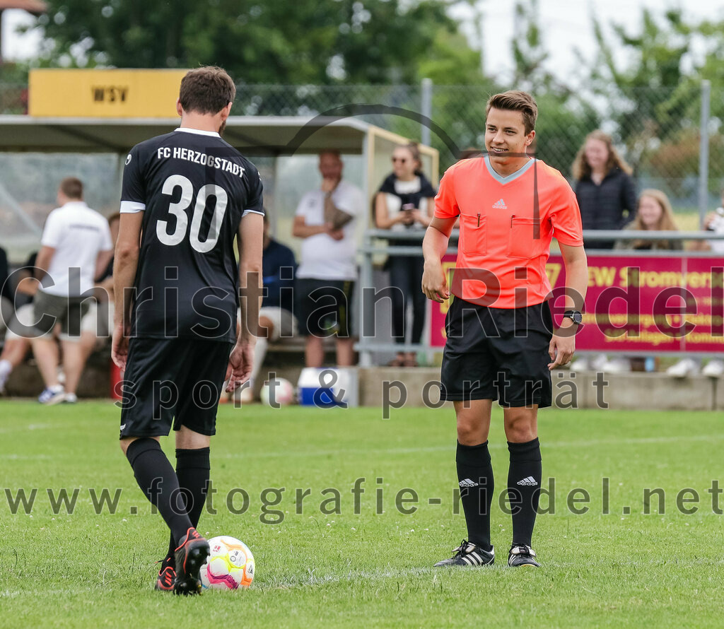 2023-07-02_008_SV_Walpertskirchen_gegen_FC_Herzogstadt | Walpertskirchen, Deutschland, 02.07.2023:
Fußball, Kreisliga 2023 / 2024, Testspiel, SV Walpertskirchen gegen FC Herzogstadt, Endergebnis: 

Thomas Greckl (FC Herzogstadt, #30), Schiedsrichter Dominik Dersein

Foto: Christian Riedel / fotografie-riedel.net