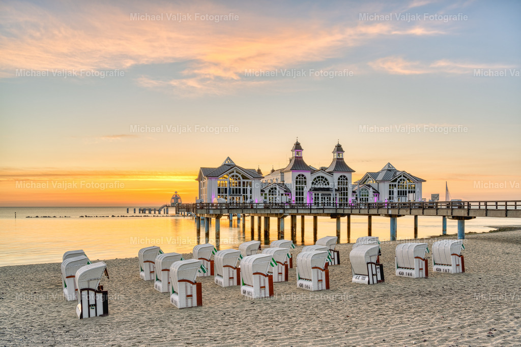 Seebrücke in Sellin auf Rügen bei Sonnenaufgang | Sonnenaufgang bei der Seebrücke im Ostseebad Sellin auf Rügen, einem der vielen Wahrzeichen der Insel.  - Realisiert mit Pictrs.com