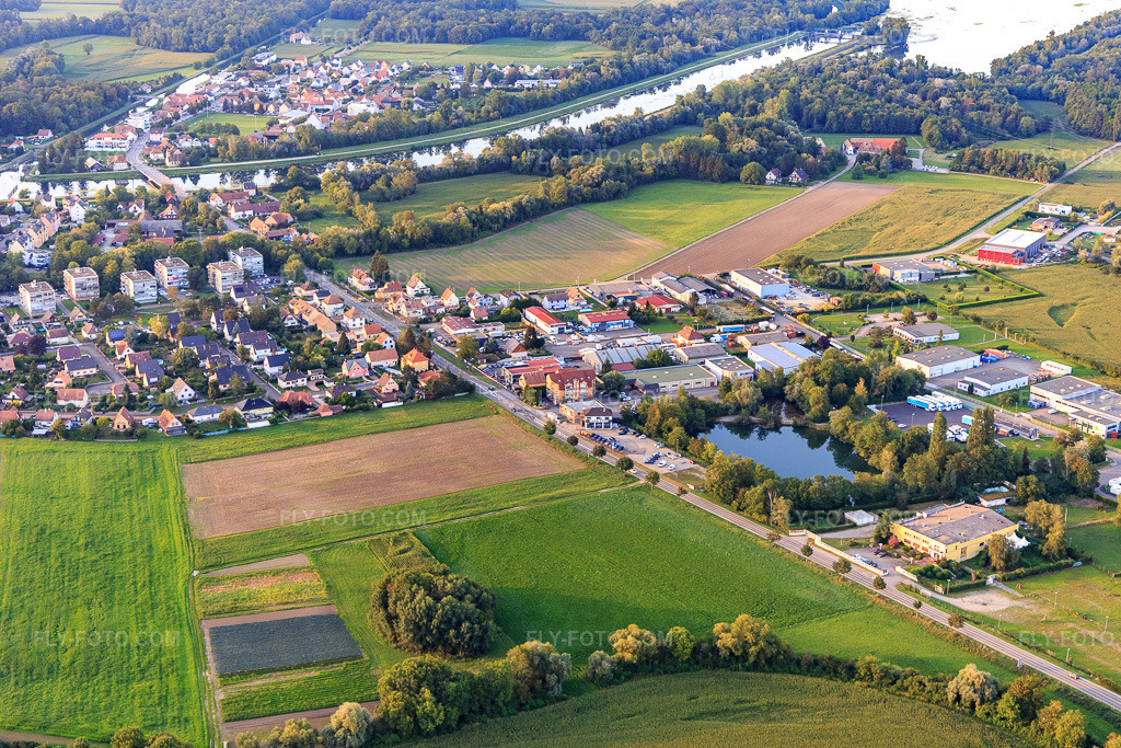Aerial view: Krafft Industrial Zone from the south in Erstein in the state Bas-Rhin, France. – Photo: IMG_137903.jpg taken on 08/18/2023 by Werner Riehm/FLY-FOTO.com – Resolution of the original: 5322 x 3548 px