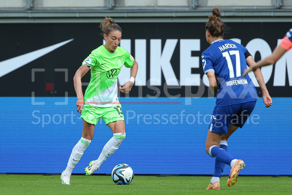 Fussball, Google Pixel Frauen-Bundesliga, VfL Wolfsburg - TSG 1899 Hoffenheim | v.li.: Felicitas Rauch (VfL Wolfsburg, 13) und Franziska Harsch (TSG 1899 Hoffenheim, 17) im Zweikampf, Duell, Dynamik, Aktion, Action, Spielszene, DIE DFB-RICHTLINIEN UNTERSAGEN JEGLICHE NUTZUNG VON FOTOS ALS SEQUENZBILDER UND/ODER VIDEOÄHNLICHE FOTOSTRECKEN. DFB REGULATIONS PROHIBIT ANY USE OF PHOTOGRAPHS AS IMAGE SEQUENCES AND/OR QUASI-VIDEO.