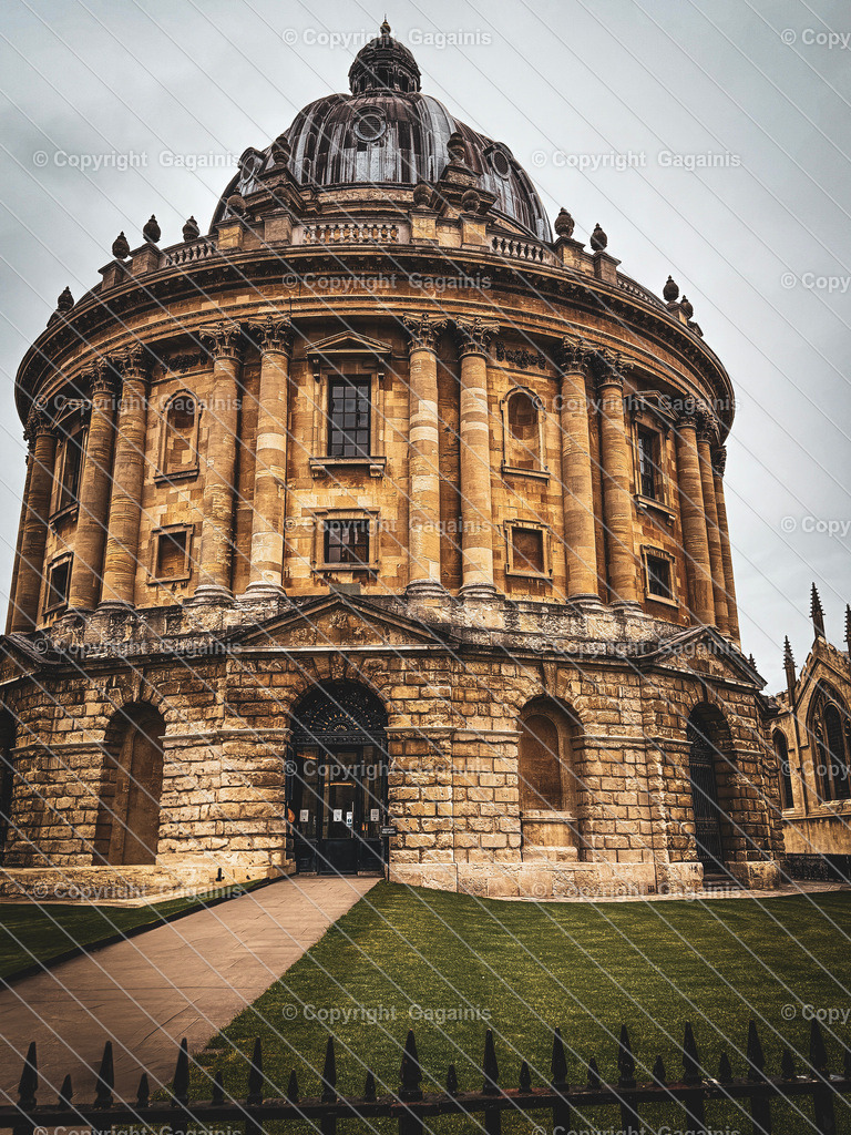 Oxford | Oxford ist eine historische Stadt in England, bekannt für die Universität Oxford, eine der ältesten und renommiertesten Universitäten der Welt. Die Stadt ist ein bedeutendes kulturelles und wissenschaftliches Zentrum mit beeindruckender Architektur und vielen Museen.