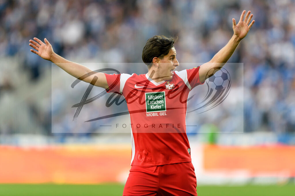 FCMFCK20210904_213 | Fussball, Herren: Nicolas Sessa (1. FC Kaiserslautern) gestikuliert beim Spiel der 3. Liga zwischen 1. FC Magdeburg und 1. FC Kaiserslautern in der MDCC-Arena am 04.09.2021 in Magdeburg, Deutschland.DFB / DFL REGULATIONS PROHIBIT ANY USE OF PHOTOGRAPHS AS IMAGE SEQUENCES AND/OR QUASI-VIDEO. - Realisiert mit Pictrs.com