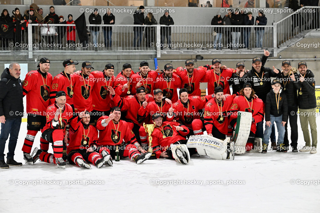 Lendhafen Seelöwen vs. Spartans Althofen | Meisterfoto Spartans Althofen 2024/25, Siegerehrung, Meisterfeier, Lendhafen Seelöwen vs. Spartans Althofen, Lendhafen Seelöwen vs. Spartans Althofen am 14.02.2025 in Ferlach (HTC Eishalle Ferlach), Austria, (Photo by Bernd Stefan)