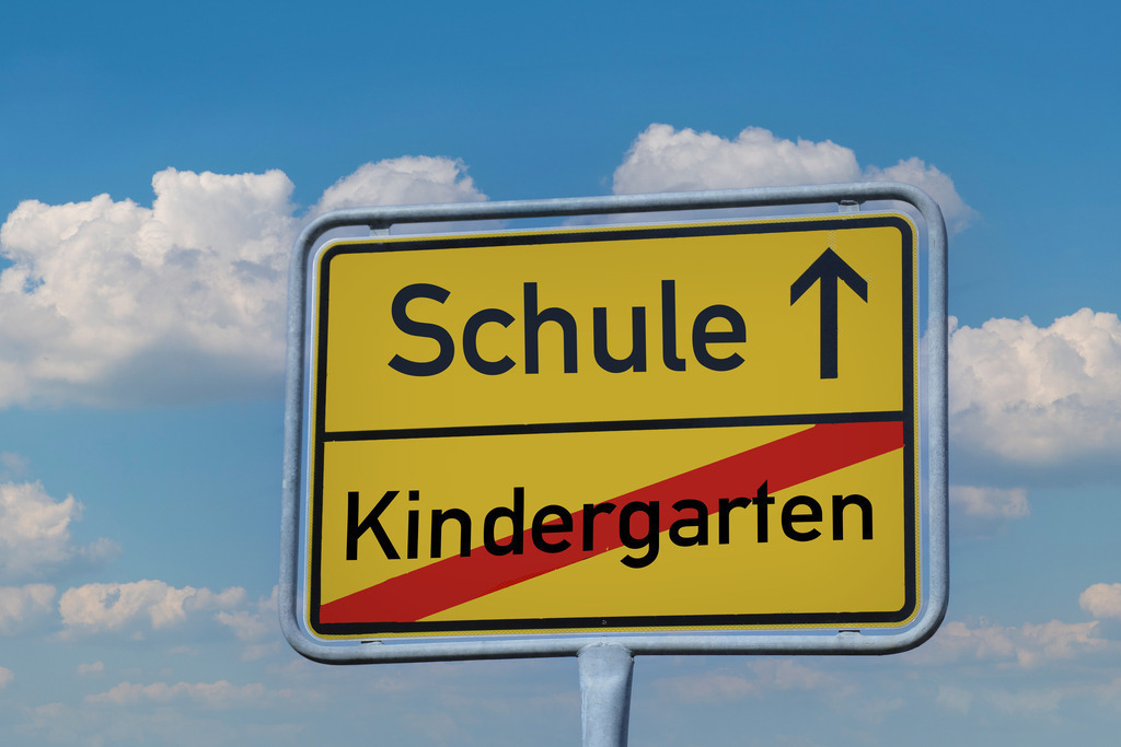 Einschulung:  Kindergarten / Schule als Text auf einem Ortsschild | Einschulung:  Kindergarten / Schule als Text auf einem Ortsschild - Realisiert mit Pictrs.com