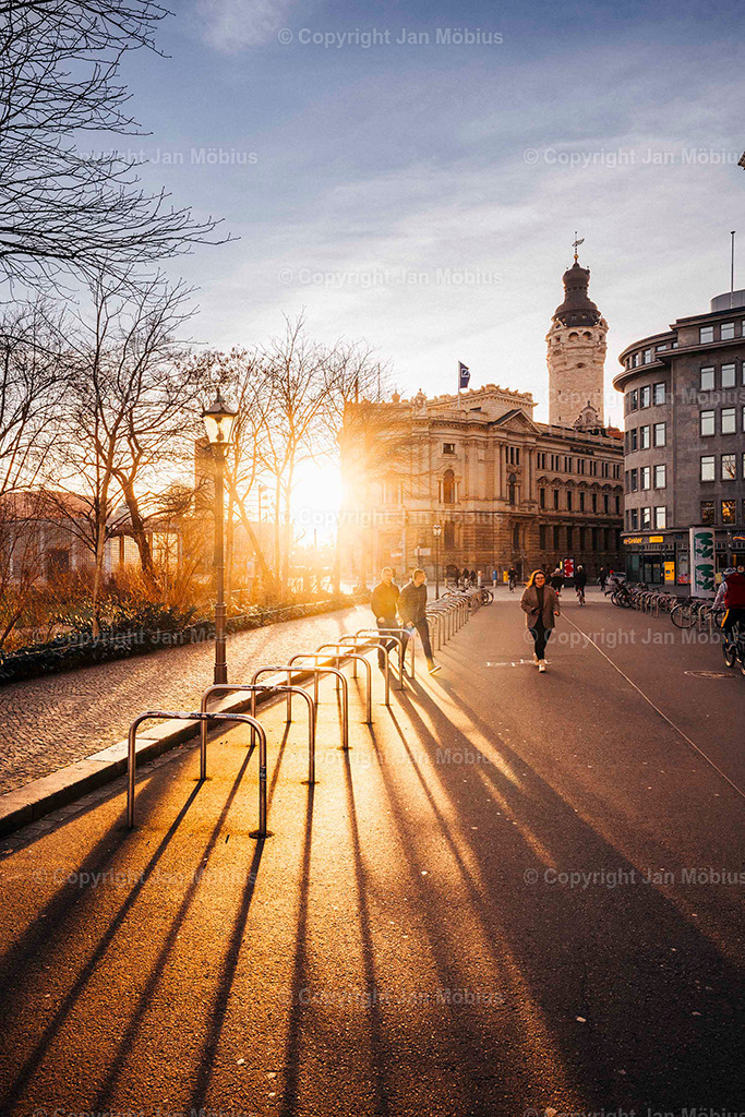 Lennéanlage/Schillerstraße | Die Schillerstraße an der Lene-Voigt-Anlage ist so ein typischer Leipziger Geheimtipp: charmante Altbauten, ruhige Citylage, direkt am Park und einem entspanntem Vibe. Perfekt für Content mit Fokus auf Urban Green, Lebensqualität &amp; Nachbarschaftsflair. - Realisiert mit Pictrs.com