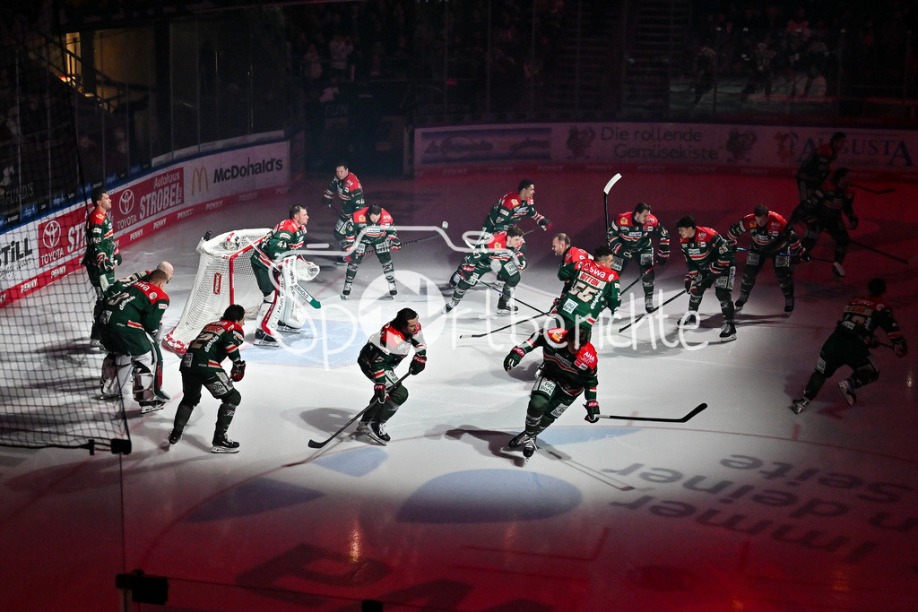 Augsburger Panther - EHC RB München | AUGSBURG, DEUTSCHLAND - 27. FEBRUAR: im Bild der Spielerkreis der Hausherren vor dem Match zwischen den Augsburger Panthern und dem EHC RB München am 46. Spieltag der Penny DEL im Curt Frenzel Stadion