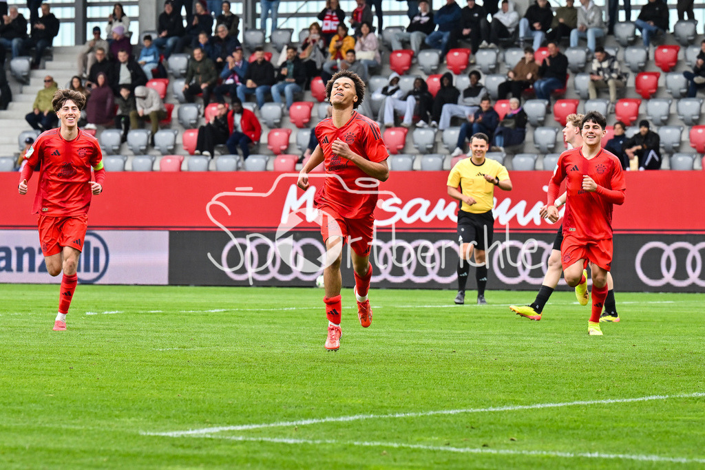 FC Bayern München U19 - VfL Wolfsburg U19 | Jubel der Bayern nach dem Treffer zum 1-0 durch Sadiki CHEMWOR (FC Bayern U19 #15) / Tor / Torschuetze / Freude / Happy / U19 DFB Nachwuchsliga Endrunde: FC Bayern Muenchen - VfL Wolfsburg, FC Bayern Campus am 26.04.2025