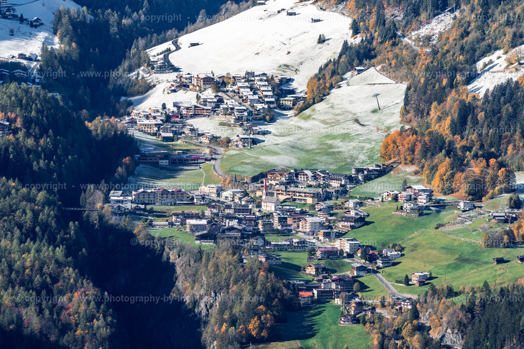 Blick nach Finkenberg im Herbst copyright  Thomas Pfister-2 | PHOTOGRAPHY BY THOMAS PFISTER