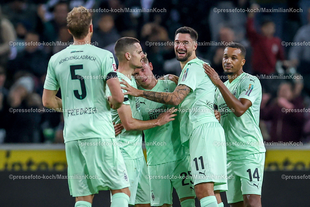 BMG24112401030 | 24.11.2024, Fußball, Borussia Mönchengladbach - FC St. Pauli, 1. Fußball Bundesliga, Borussia-Park, Saison 2024 2025: Torjubel nach dem 2:0 durch Tim Kleindienst (Mönchengl. #11)DFB regulations prohibit any use of photographs as image sequences and or quasi-video.