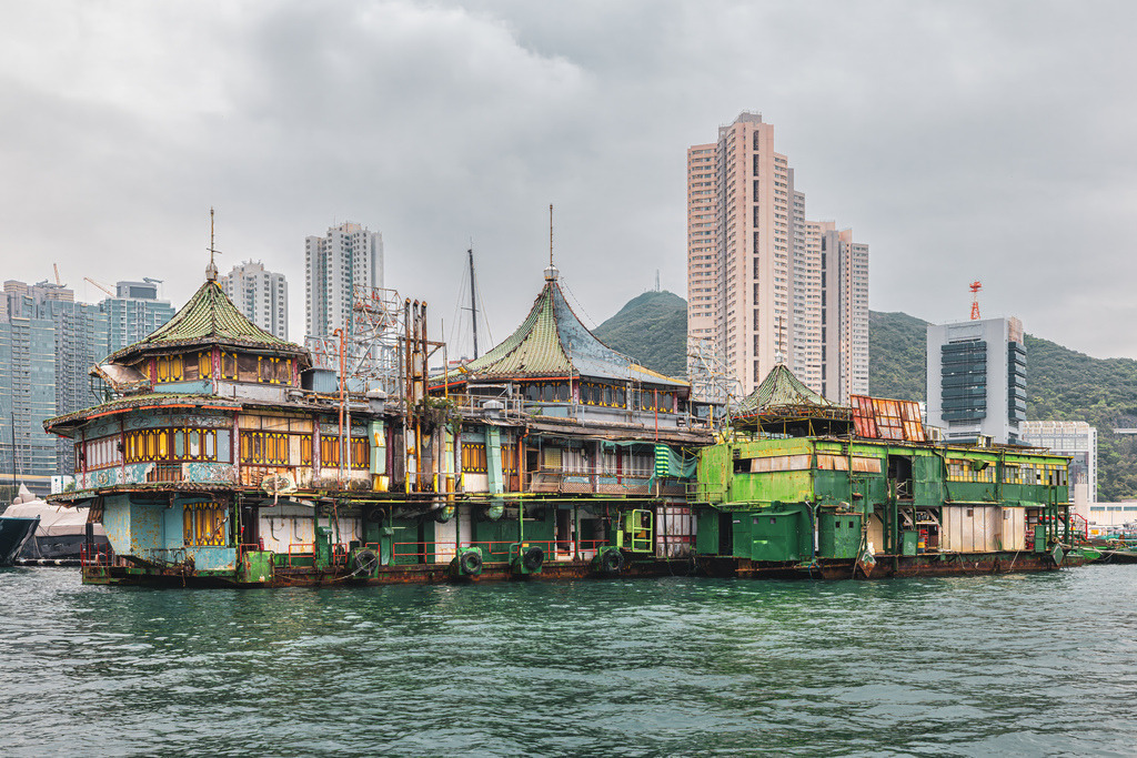 Das Tai Pak Floating Restaurant im Hafen von Aberdeen in Hongkong | Das Bild zeigt das Tai Pak Floating Restaurant im Hafen von Aberdeen in Hongkong.Ort: Aberdeen Typhoon Shelter, Hongkong Island, China.Hintergrund: Es ist eines der bekannten schwimmenden Restaurants in der Bucht von Aberdeen und Teil des früheren Jumbo Kingdom.Zustand: Während das berühmtere Schwesterschiff Jumbo im Jahr 2022 bei einer Überführung havarierte, liegt das ältere Tai Pak weiterhin im Hafen - Realisiert mit Pictrs.com
