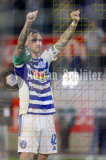 MSV Duisburg vs SV Waldhof Mannheim - 3. Liga | Duisburg, Deutschland, 07.11.25:   Alexander Hahn (MSV Duisburg) Schlussjubel, jubelt nach dem Sieg waehrend des Spiels der 3. Liga MSV Duisburg vs SV Waldhof Mannheim in der schauinsland-reisen-arena(Foto von Brauer-Fotoagentur / Adrian Schlueter)