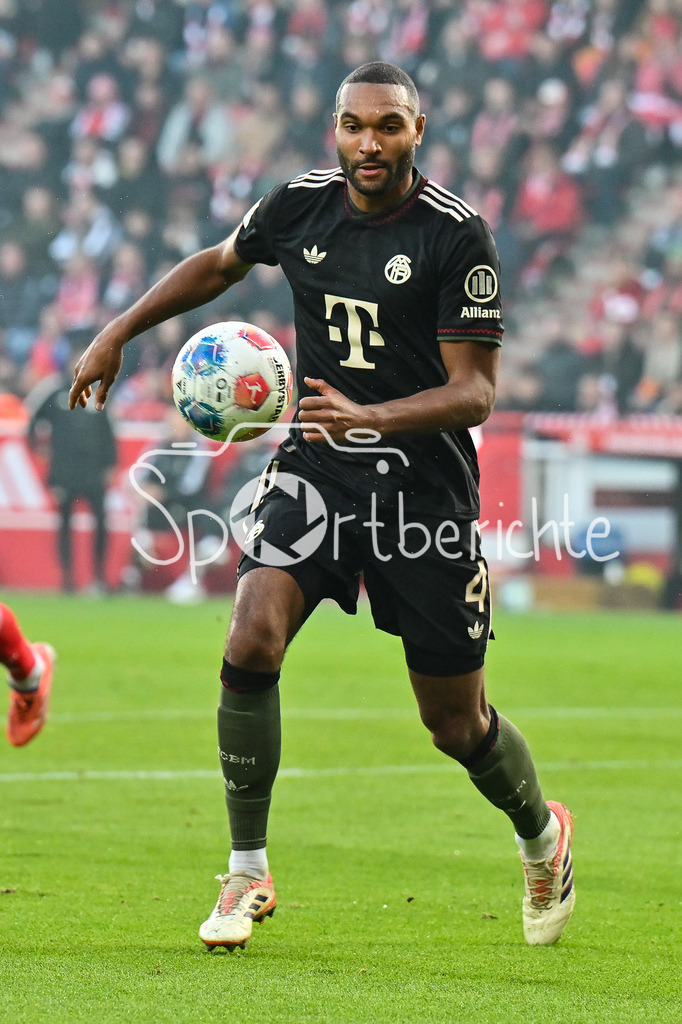 1. FC Union Berlin - FC Bayern München | Berlin, DEUTSCHLAND - 8. NOVEMBER: am Ball Jonathan TAH (FC Bayern Munich 4), Einzelfoto / Freisteller während dem Bundesligamatch zwischen dem 1. FC Union Berlin und dem FC Bayern München am 10. Spieltag im Stadion an der alten Försterei am 8. November 2025 in Berlin, Germany / DFL REGULATIONS PROHIBIT ANY USE OF PHOTOGRAPHS AS IMAGE SEQUENCES AND/OR QUASI-VIDEO