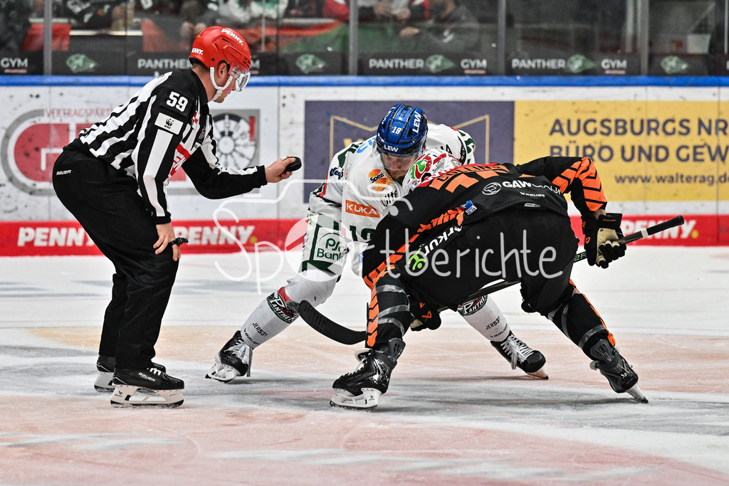 Augsburger Panther - Moser Medical Graz99ers | beim Bully Riley DAMIANI (Augsburger Panther #19) und Chirs COLLINS (Graz99ers 10) / Duell / Testspiel: Augsburger Panther - Moser Medical Graz99ers; Curt Frenzel Stadion am 31.08.2025