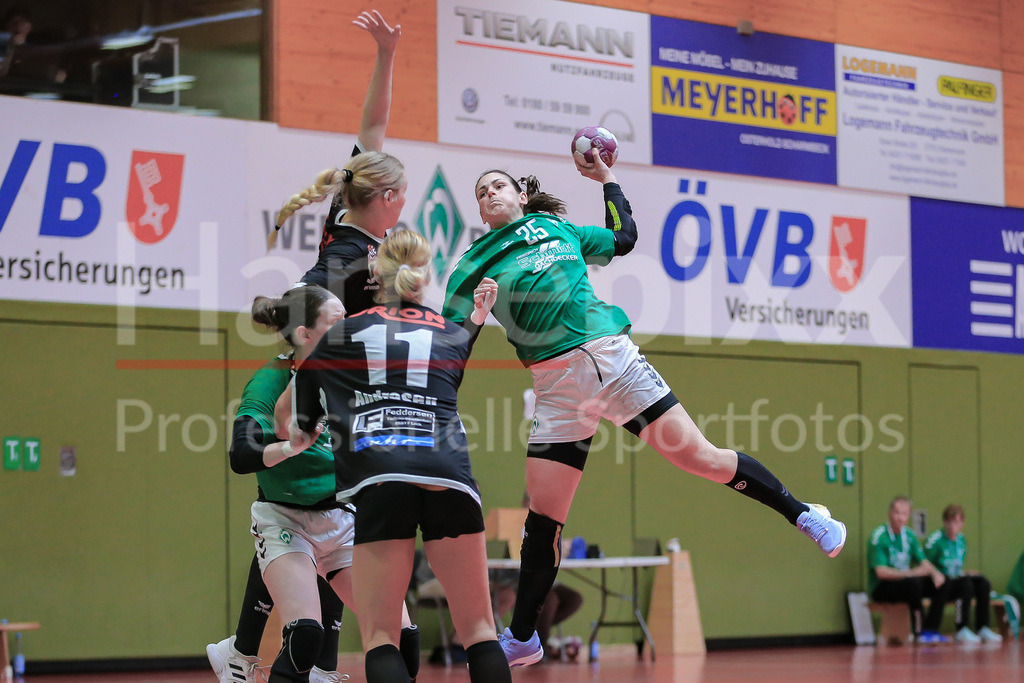 Handball, 2. Bundesliga Frauen, SV Werder Bremen - TSV Nord Harrislee | v.li.: Anna Lena Bergmann (SV Werder Bremen, 25) beim Wurf, am Ball, Spielszene, Aktion, Action