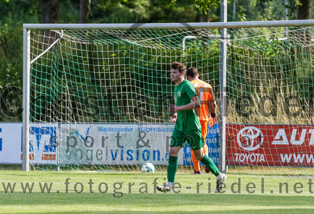 2023-07-09_072_FC_Forstern_gegen_SpVgg_Neuching | Forstern, Deutschland, 09.07.2023:
Fußball, Kreisklasse 2023 / 2024, Testspiel, FC Forstern gegen SpVgg Neuching, Endergebnis: 2:4

Bastian Keilhacker (FC Forstern, #4), Torwart Niklas Desiderato (SpVgg Neuching, #1)

Foto: Christian Riedel / fotografie-riedel.net