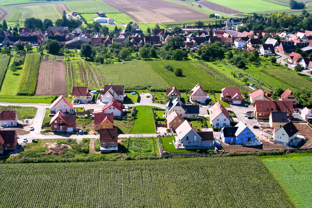 Aerial view: Rue du Chemin de Fer in Niederlauterbach in the state Bas-Rhin, France. – Photo: IMG_3576.jpg taken on 08/31/2006 by Werner Riehm/FLY-FOTO.com – Resolution of the original: 3456 x 2304 px