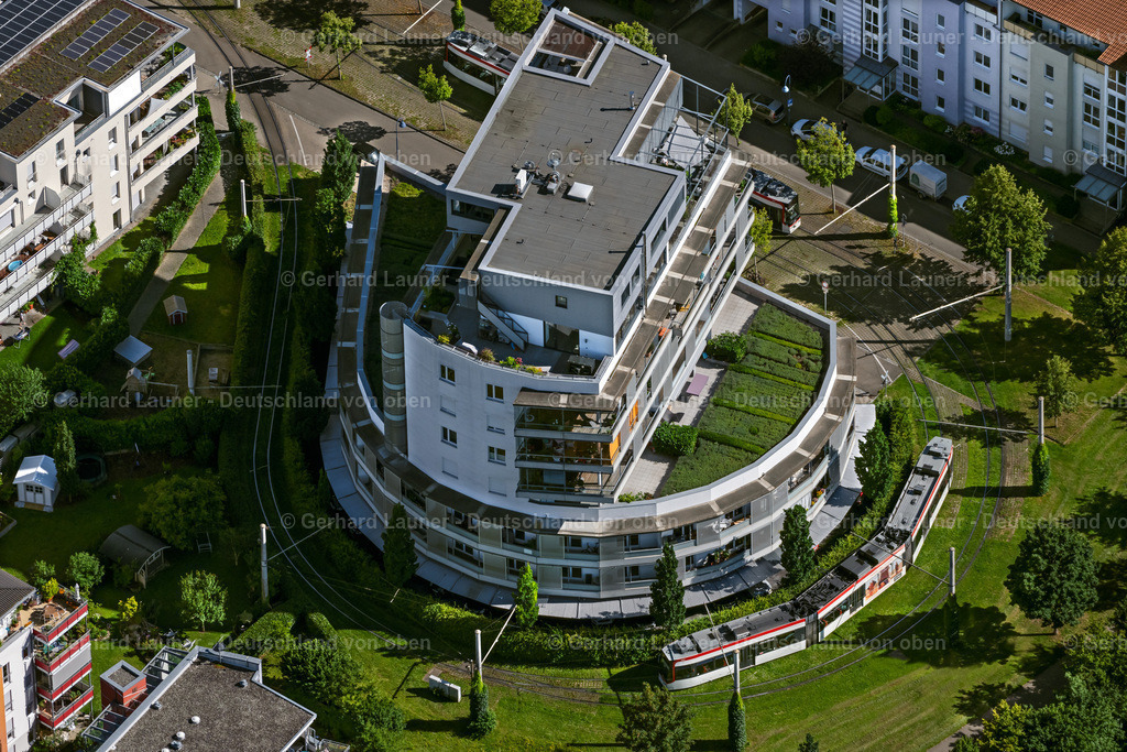 4033898 | FREIBURG IM BREISGAU 30.06.2020 Gebäude eines Mehrfamilien- Wohnhauses mit begrünten Terassen in der Straßenbahn - Wendeschleife an der Straße Rieselfeldallee im Ortsteil Rieselfeld in Freiburg im Breisgau im Bundesland Baden-Württemberg, Deutschland. // Building of an apartment building with green terraces in the tram - turning loop on the street Rieselfeldallee in the district Rieselfeld in Freiburg im Breisgau in the state Baden-Wuerttemberg, Germany. Foto: Gerhard Launer