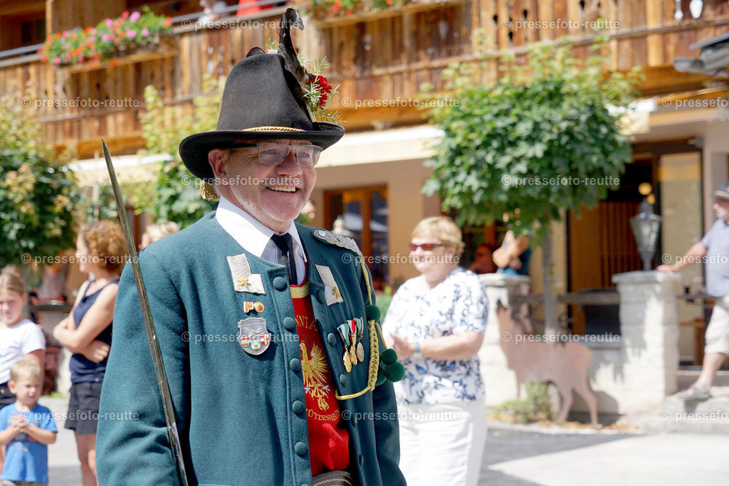 e11-news-2023-Juli23-Regimentsschuetzenfest3-Steeg-UMZUG_DORF-DSC07336 | Info aus dem Bezirk Reutte/Ausserfern Tirol sowie eine umfangreiche Bilddatenbank über die gesamte Region: Lechtal, Talkessel Reutte, Tannheimertal, Zwischentoren. Lech, Plansee, Zugspitze, Grenztunnel, B179, Fernpassstraße, Verkehr, Lawinen, Tradition, - Realisiert mit Pictrs.com
