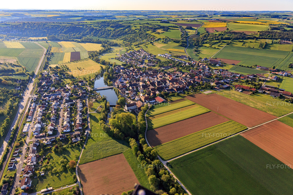 Luftbild: Ortsansicht mit Tauberstrand aus Westen im Ortsteil Elpersheim in Weikersheim im Bundesland Baden-Württemberg in Deutschland. Foto: IMG_146386.jpg vom 10.05.2025 durch Werner Riehm/FLY-FOTO.de