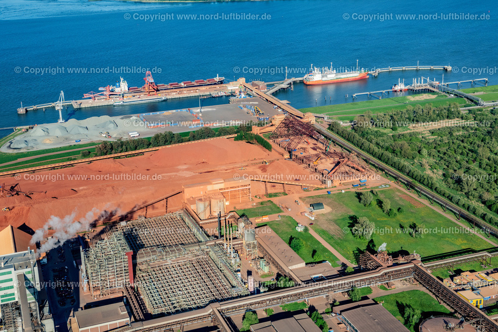 Stade_Seehafen_Aos_Hallenumbau_ELS_2473140522 | STADE 14.05.2022 Hafenanlage Stader Seehafen AOS am Bützflether Sand in Bützfleth im Bundesland Niedersachsen, Deutschland. Weiterführende Informationen bei: Dow Deutschland Anlagengesellschaft mbH. // Stader Seehafen Refinery equipment and management systems on the factory premises of the mineral oil manufacturers of Dow Deutschlond Anlagengesellschaft mbH in Buetzfleth in the state Lower Saxony, Germany. Further information at: Dow Deutschland Anlagengesellschaft mbH. Foto: Martin Elsen