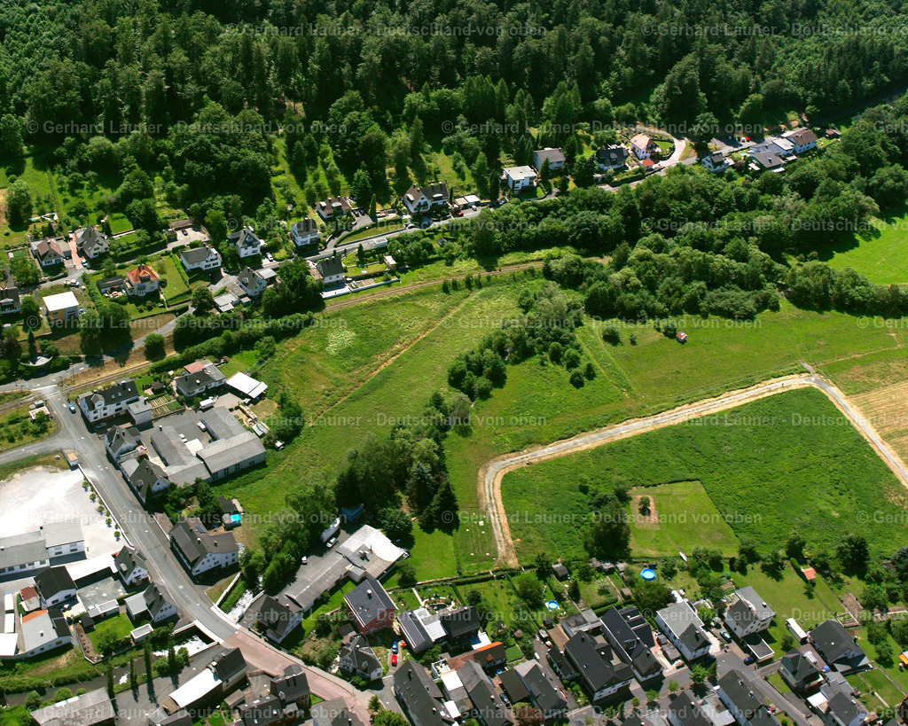 2610591 | FROHNHAUSEN 09.06.2006 Von Wald und Forstgebieten umgebener Ortskern der Straßen und Häuser und Wohngebiete in Frohnhausen im Bundesland Hessen, Deutschland // Surrounded by forest and forest areas center of the streets and houses and residential areas in Frohnhausen in the state Hesse, Germany Foto: Gerhard Launer