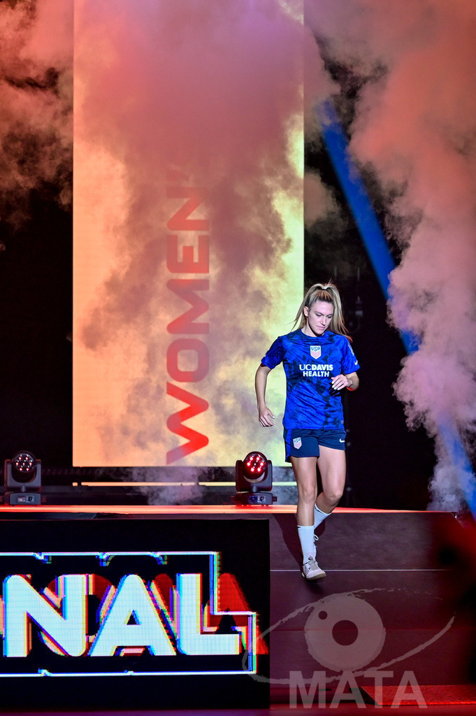_DWI5521 | Carolyn Greco (USA) beim Frauen- Single Ungarn vs. USA bei der Teqball Weltmeisterschaft 2022 in der Kia Metropole Arena. Nürnberg, 27.11.2022 - Realisiert mit Pictrs.com
