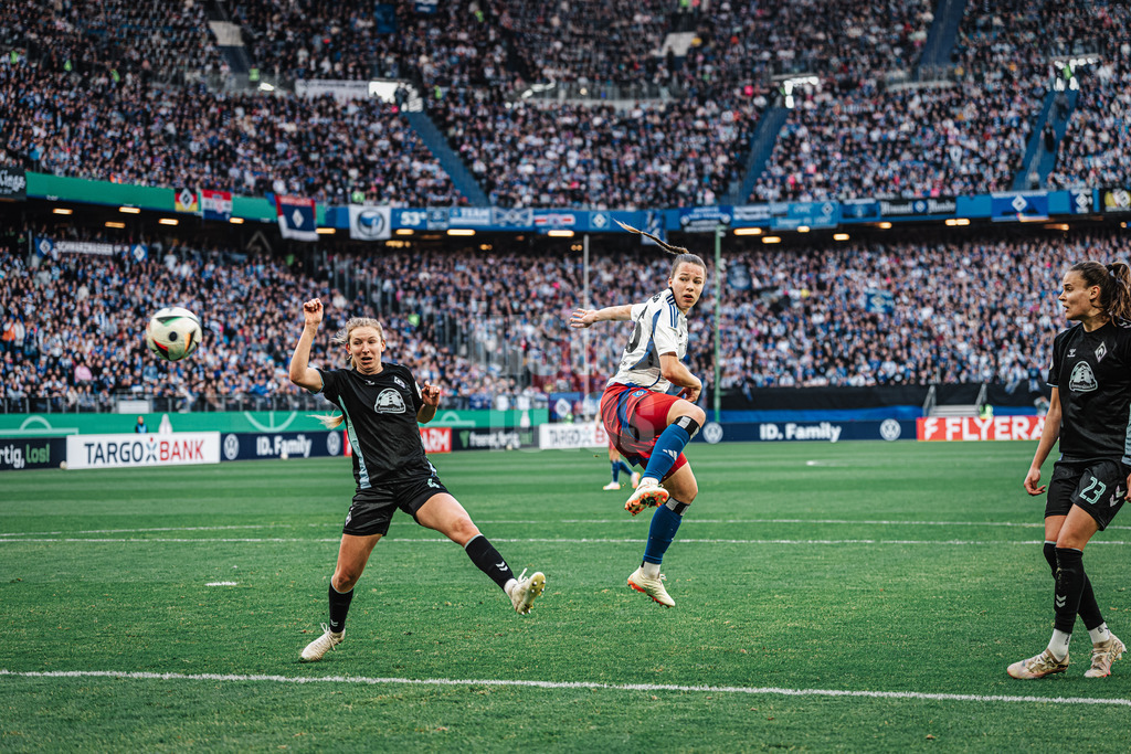 Fußball | Frauen | Saison 2024/2025  | DFB-Pokal der Frauen | Halbfinale | Hamburger SV vs. Werder Bremen | 23.03.2025 | Torschuss von Christin Meyer (#16, HSV)