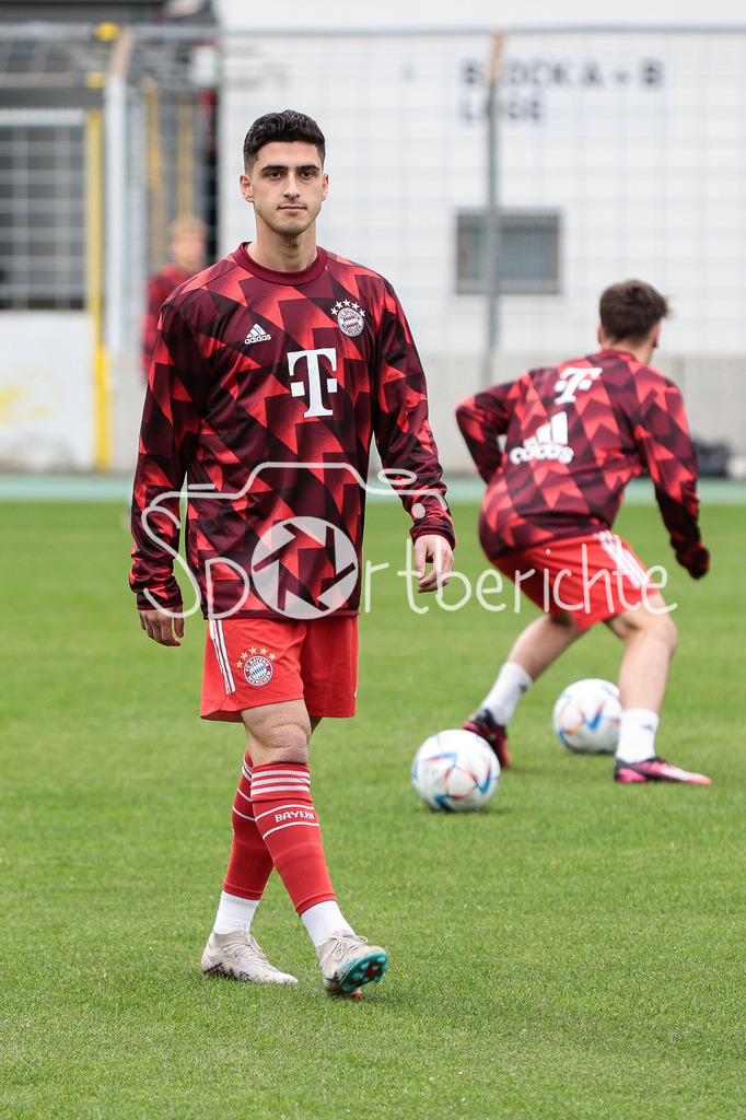FC Bayern Amateure - SpVgg Hankofen-Hailing | Grant Leon RANOS (FCB #22) ist fokossiert beim warmmachen vor der Partie in Muenchen