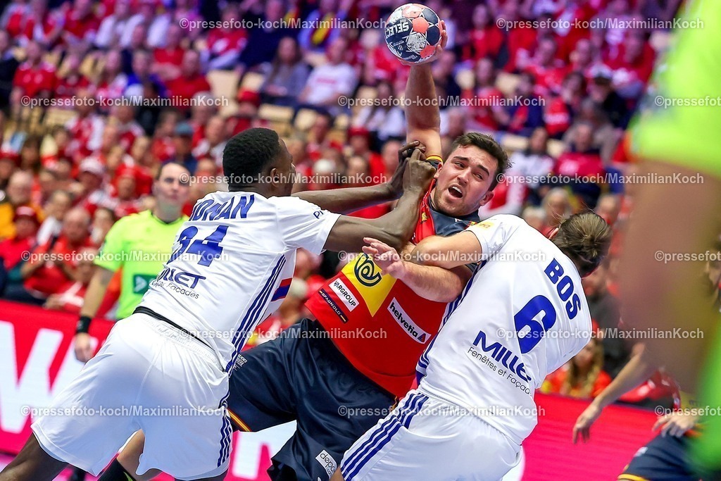 EHF26012602069 | 26.01.2026, Handball, Men's EHF EURO 2026, Frankreich - Spanien, Jyske Bank Boxen in Herning, Dänemark, Main Round:  Jan Gurri Aregay (Espania #07) im Zweikampf gegen   Karl Konan (France #34)  Julien Bos (France #06) 