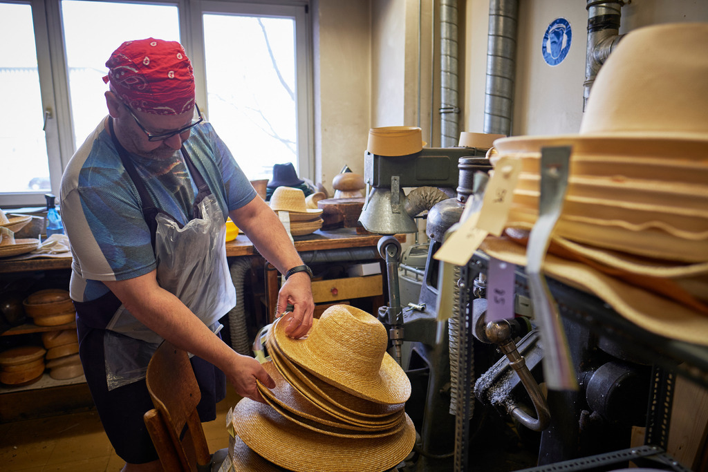 Mühlbauer Hutmanufaktur | WIen, Austria - March 04, 2020; Mühlbauer Hutmanufaktur; Bearbeitung der Hüte. - Realisiert mit Pictrs.com