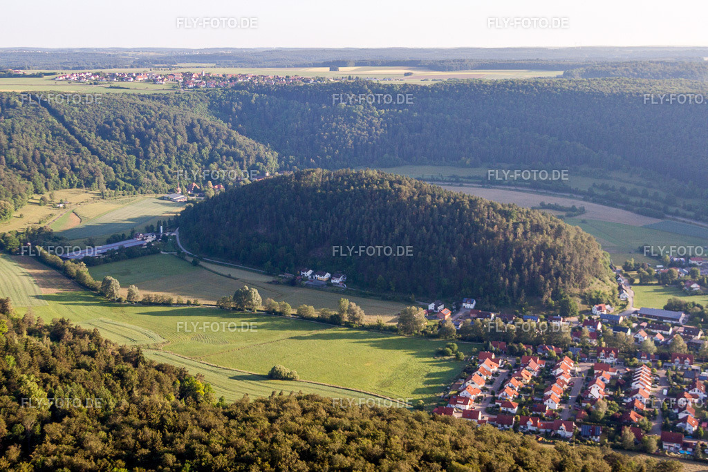 Wald und Berglandschaft Herz-Jesu-Berg im Ur-Donautal | Luftbild: Wald und Berglandschaft Herz-Jesu-Berg im Ur-Donautal im Ortsteil Urspring in Schelklingen im Bundesland Baden-Württemberg in Deutschland. Foto: IMG_67114.jpg vom 08.06.2014 durch Werner Riehm/FLY-FOTO.de - Realisiert mit Pictrs.com