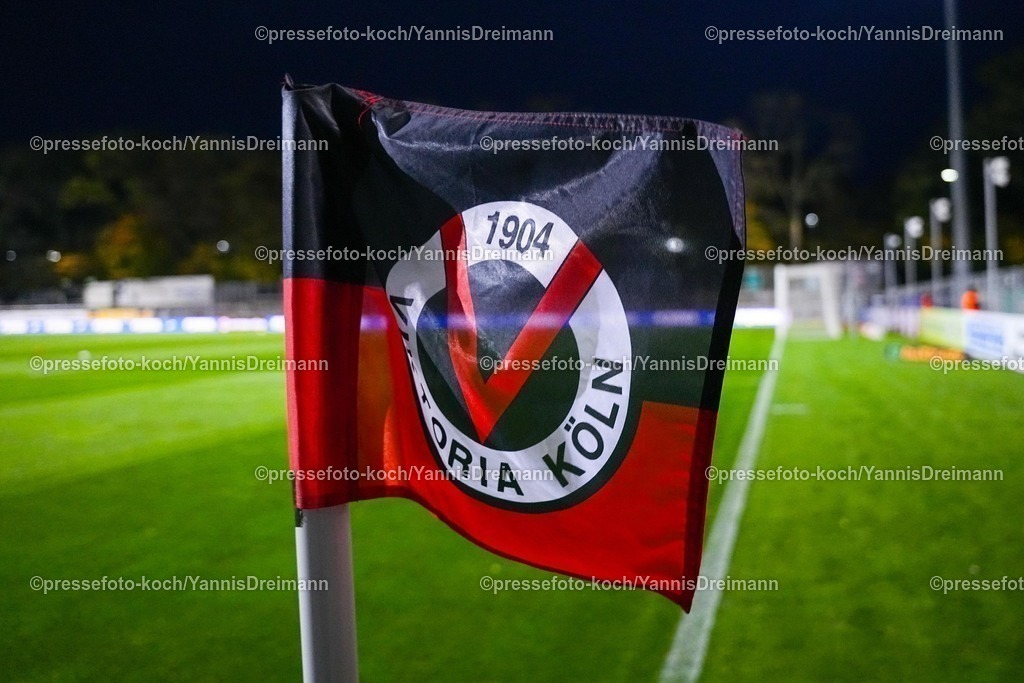 xYDR31102501079 | 31.10.2025, xydrx, Fußball, 3.Liga, FC Viktoria Köln - FC Ingolstadt 04, Saison 2025 2026, Sportpark Höhenberg: Eckfahne mit dem Logo des FC Viktoria Köln, feature, symbolbild,  DFB regulations prohibit any use of photographs as image sequences and or quasi-video.