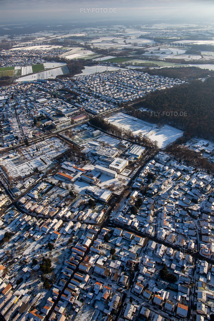 Luftbild: IGS -Rülzheim im Winter bei Schnee in Rülzheim im Bundesland Rheinland-Pfalz in Deutschland. Foto: IMG_135479.jpg vom 16.12.2022 durch Werner Riehm/FLY-FOTO.de