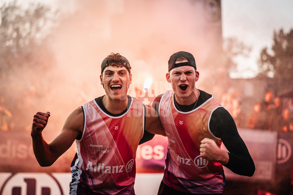 Beachvolleyball | Männer | Allianz German Beach Tour 2025 | Tourstop Berlin | 23.08.2025 | v.l. Max Just und Philipp Huster jubeln nach dem Sieg