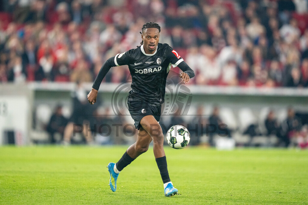VfB Stuttgart vs. SC Freiburg, Fussball, DFB-Pokal, Halbfinale, 23.04.2026 | Jordy Makengo (SC Freiburg, #33) am Ball,VfB Stuttgart vs. SC Freiburg, Fussball, DFB-Pokal, Halbfinale, 23.04.2026DFB regulations prohibit any use of photographs as image sequences and/or quasi-video