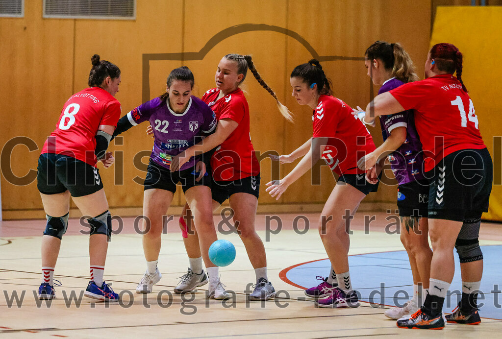 2023-11-04_061_SpVgg_Altenerding_gegen_TV_Altoetting | Erding, Deutschland, 04.11.2023:
Handball, Bezirksoberliga Frauen Altbayern 2023 / 2024, 6. Spieltag, SpVgg Altenerding gegen TV Altötting, Endergebnis: 28:26

Lisa Hofer (TV Altötting, #8), Johanna Taubmann (SpVgg Altenerding, #22)

Foto: Christian Riedel / fotografie-riedel.net